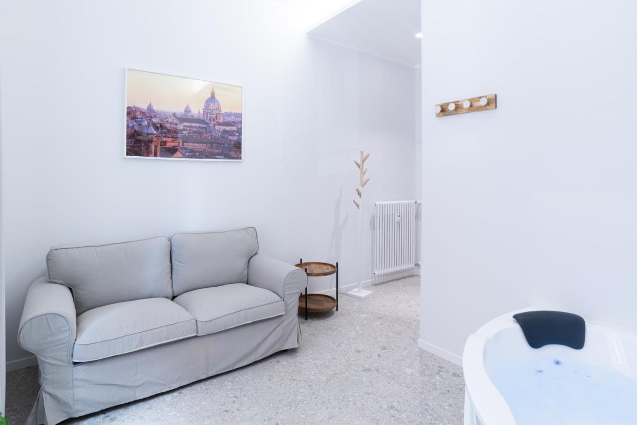 White Home Suite And Rooms 로마 외부 사진